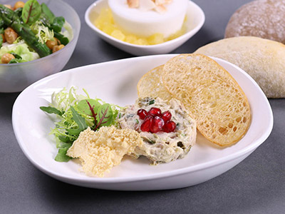 A százhúsz éves IBUSZ charter járatain felszolgált hideg ételek közül igazán ízletes választás a húsz darabos különleges zsúrszendvics variáció csomag.